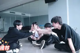 TNT四位弟弟在家努力练习，苦苦等三位哥哥们回家永远的一家七口