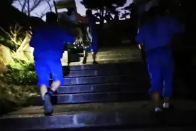 黄山挑夫抬人上光明顶，一趟两三百，没有一万你会做吗