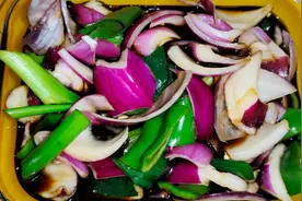 洋葱别在炒着吃了，用自制酱油腌制入味不辛辣，常吃对身体有好处