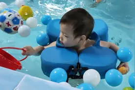 妈妈带女儿去游泳，从不适到开心，妈妈一直在引导视频封面