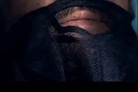 如何使用电动剃须刀剃须