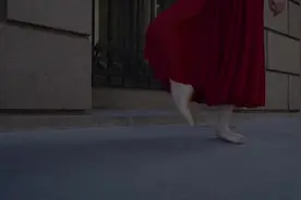 美上热搜！6位舞蹈老师在黄浦江边跳芭蕾，红裙飞舞，祝福祖国图片