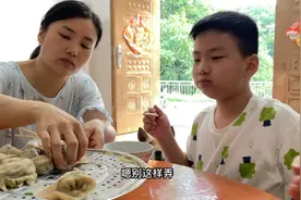 今天就我俩在家，把前天剩的饺子蒸了吃了，晚点爸妈回来了再做饭视频封面