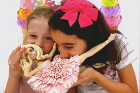 一个玩笑。姐妹俩给爸爸开玩笑，爸爸却说这不是好玩的玩笑。视频封面