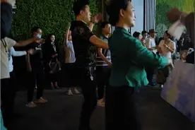 西娆姐姐9...笛声悠扬，淡绿着装。西娆姐姐高大威武帅哥陪同。