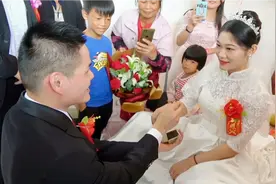 广西农村接新娘风俗，伴娘挡门却被伴郎抱起，场面热闹又搞笑视频封面