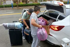 新同事在宁德时代附近租了个600元单间，把行李帮他送过去