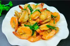 冷冻过的大虾一定试试这样做，做出来不腥不糟，与新鲜虾一样好吃