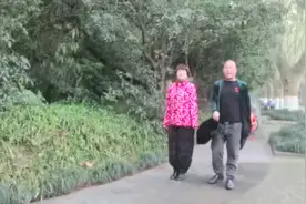 上海牌照在杭州七点钟限行，车至半路要等3小时无奈路边学恰恰