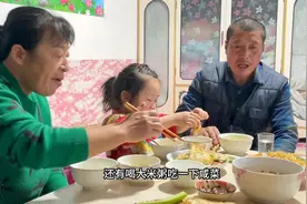 韭菜盒子搭配小咸菜，简单的饭菜吃着特别香，一家六口的猫冬生活视频封面