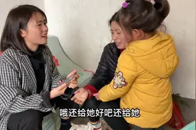 一家人吃火锅为我庆生，因为我占小便宜，把外甥女气哭，好尴尬视频封面