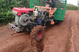 越南农民把手扶车爆改成四驱车，满载轻松爬烂路陡坡，不输越野车