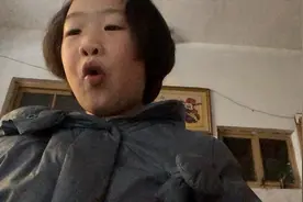 嚼口香糖教程（自己拿着手机就开始录了，这小孩）