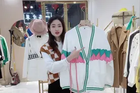 白色撞色休闲外套，搭配绿色带帽卫衣，时尚减龄不挑人！