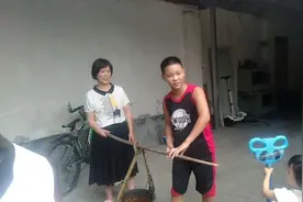 涵涵哥哥的暑假生活，今天帮外婆挑粪浇菜。最后看他是怎么逗妹妹