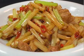 花生苗不用焯水也能做出饭店的味道，清甜爽口，好吃下饭又营养