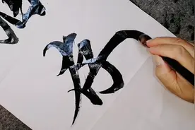 镇长家90岁老母亲去世，大门上的这副挽联，路人见了都纷纷流泪！视频封面