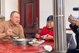 陪老妈一起去吃酒席，胖哥以为有好吃的，结果却很意外视频封面