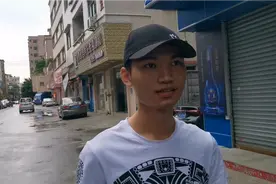 小伙做一天日结玩一天，微信还剩下两块五，没钱吃饭了怎么办？视频封面