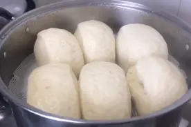 用牛奶发面蒸馒头，蒸出的馒头萱软香甜，放凉也不会变硬视频封面