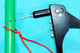 水管上破了个洞怎么办？教你用一颗铆钉，完美修复，再不会漏水了视频封面