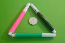 上海公务员：移动一根小棒，三角形不变，使硬币在三角形外面！