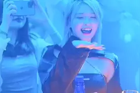 魔都晚上酒吧美女小姐姐愉快滴玩耍！