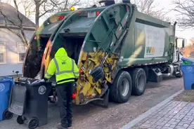 新型垃圾车拉垃圾，看它如何实现垃圾分类处理的视频封面