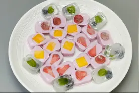 夏日必备甜品水果冰淇淋做起来，清凉爽滑又香甜，做法简单