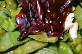 吃不完的梅豆放开水里烫一下，做成下饭酱菜，越酱越好吃，见识了