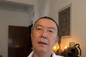 不顾保安的劝阻玻璃桥上跳舞
活该大妈瘸了腿视频封面