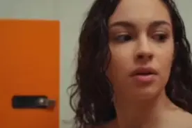 乖乖女浴室洗澡被欺负，接下来她这样做，坏学生瞬间被制服视频封面