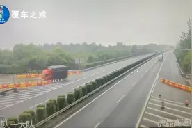 【雨天车速过快，车辆侧翻货洒一地[汗]】#覆车之戒#视频封面