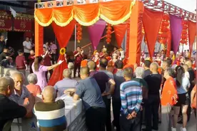 农村首富家办婚礼，两万元请来乐队演出，指挥小姐姐真漂亮！视频封面