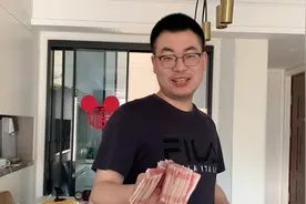 媳妇在家带娃两个月，老公奖励20000元随意消费，媳妇立马去购物