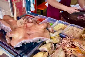 广西一家白切狗肉摊，60元一斤，操作透明又解馋。看着就好吃