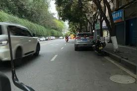 富贵买了一包重庆特产烟，包装非常漂亮，只是口感确实不咋样