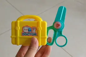 来拆一个医药箱糖果，怎么打开呢！