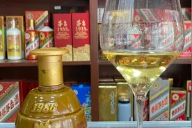 存放一二十年的老酒纯喝口感不是最佳，需要用新酒勾调一下。视频封面