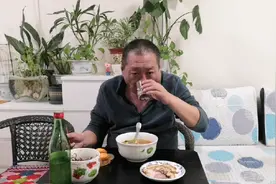 北京大爷的作息时间，早上3点起床，5点30吃早餐，小酒喝起来❗️