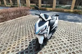 本田裂行代步车挺好开的，但也有缺点。