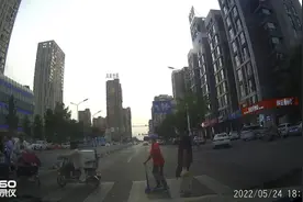 唐山马路你们家开的，这边礼让行人你在后面狂按喇叭，还口吐莲花视频封面