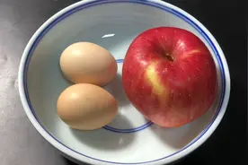 1个苹果加2个鸡蛋这样吃，酸甜可口低脂低卡，第一次见这种做法