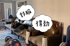 15个月宝宝爱模仿爸爸，发现被妈妈偷拍，竟然做出这样的反应！视频封面