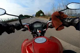 豪爵dks150带个人（行李超过车主重量）油门到底没办法跑100码视频封面