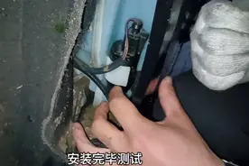 奥迪A6LC6雨刮不喷水故障，基本就是这里的问题。