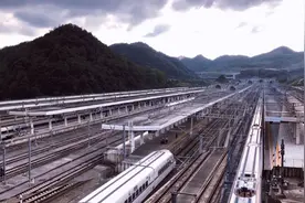 贵阳高铁东站，美中不足的是没有地铁换乘，BRT公交还是比较方便