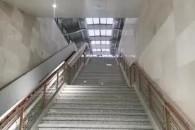实地体验从地铁四号线下车通过地下通道快速到达西安火车站站台视频封面