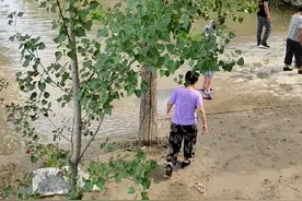 面对记者，小伙子说:“我早就看见你了”。😁😁