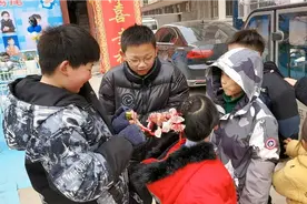 安徽习俗舅舅给娃“剪鸭尾”，男孩留辫子你们当地还有这些习俗吗视频封面